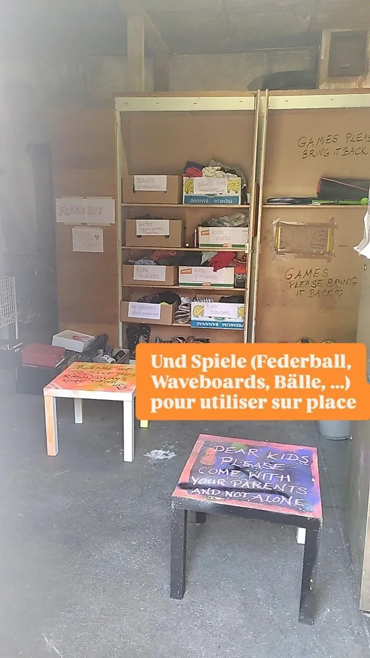 Étagères avec jeux et matériel de sport