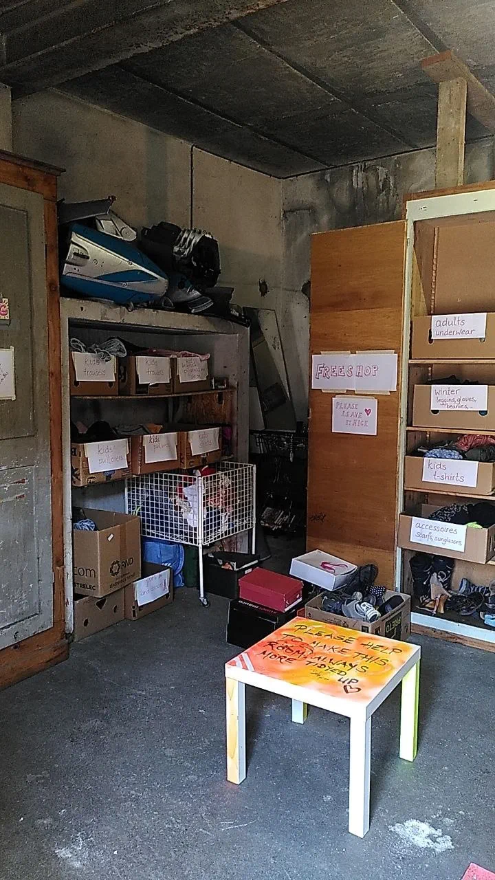 Intérieur avec étagères et table pour enfants